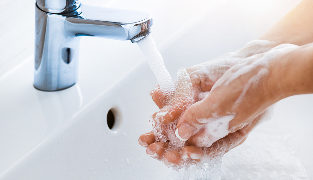 Rửa tay thường xuyên phòng tránh viêm giác mạc.