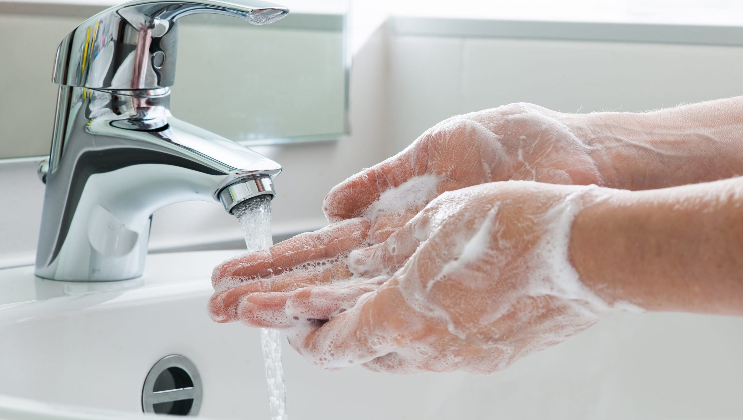Rửa tay thường xuyên phòng đau mắt đỏ